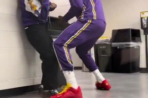 老头可太逗了！老詹赛前竟在球员通道“拳击”女摄影师