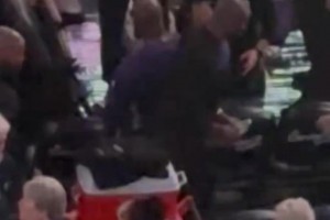 笑死！老詹赛前随着步行者队球员介绍曲的节奏，在板凳席扭动