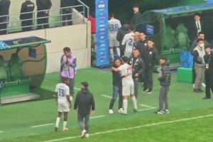 国安球迷文化！实拍：工体赛后响起改编版《太阳照常升起》