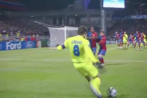 这球真帅啊！儒尼尼奥在梅西和埃托奥面前，打入任意球