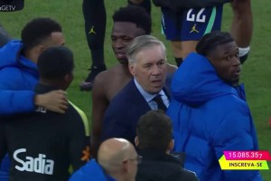 大型会友现场：安切洛蒂赛后和姆巴佩、维尼修斯寒暄