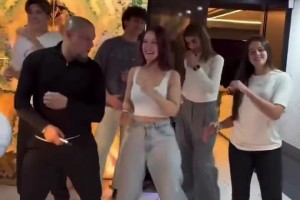 老当益壮！罗伯托·卡洛斯和年轻美女小伙们一起跳舞