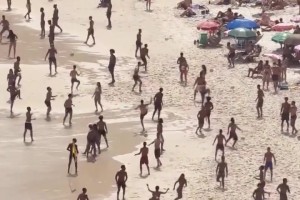 瞠目结舌！巴西的海滩，大家都在踢球！