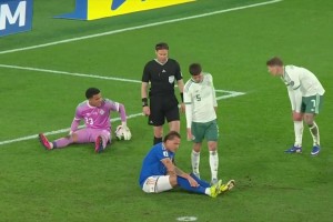 送礼不要！北爱尔兰回传失误，雷特吉单刀机会趟大后还犯规了！