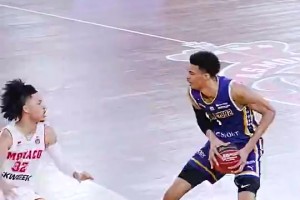 文班这天赋真让人惊掉下巴投完三分，还能直接冲进去补扣！