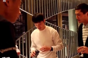 目光锐利！邵佳一曾训诫年轻球员：职业球员怎么能喝可乐呢？
