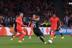 荷兰丢球！谢尔德鲁普禁区内晃开邓弗里斯兜射破门！