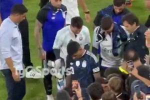 场面太火爆！梅西在重重护送下穿过人群，并未驻足满足签名需求