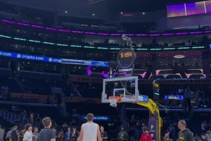 整花活大队湖人赛前热身全在玩花式投篮啊~