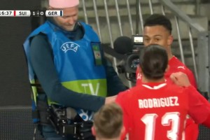 德国中场传球被断！恩多耶禁区内晃开防守小角度劲射破门！