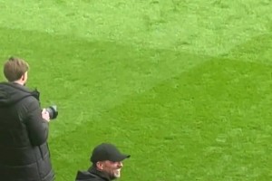 你怎能不泪流满面！克洛普经典着装+笑脸站在场边