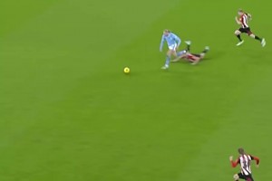 速度与力量拉满！哈兰德奔袭破门，防守绝望了！